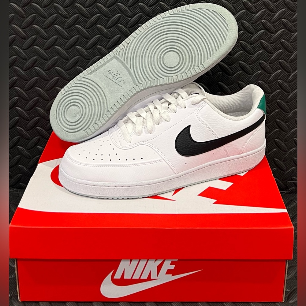 Mens Nike Athletic Sneakers White Black Green Size 11.5